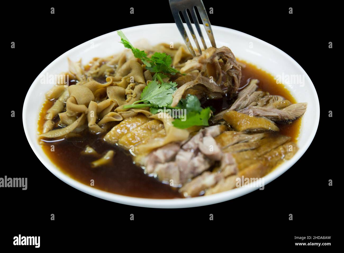 Vue de dessus de la viande de canard à la vapeur, de la viande de canard et de l'intestin de canard, en soupe brune chinoise, sélective. Banque D'Images