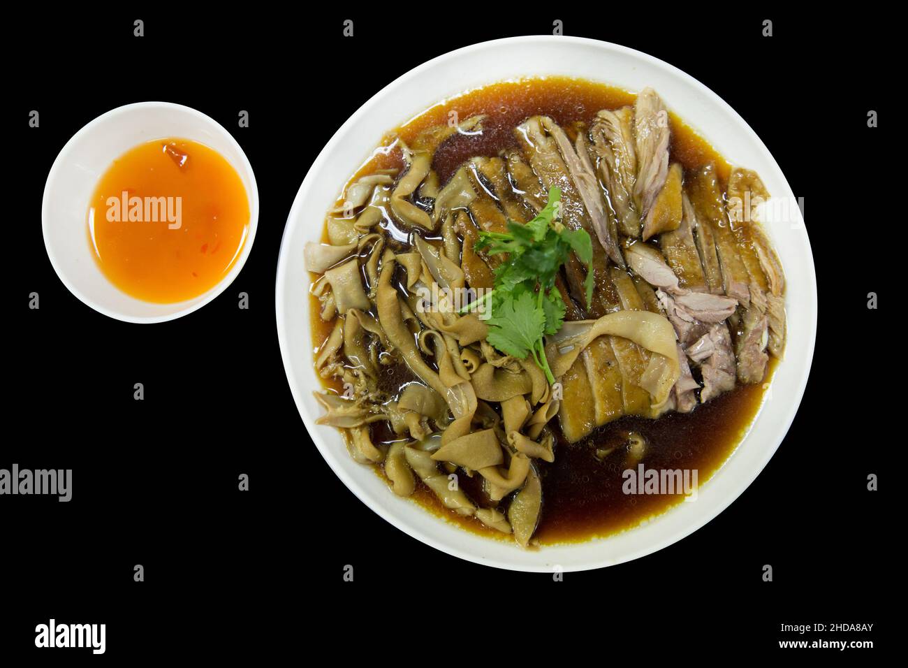 Vue de dessus de la viande de canard à la vapeur, de la viande de canard et de l'intestin de canard, en soupe brune chinoise, sélective. Banque D'Images