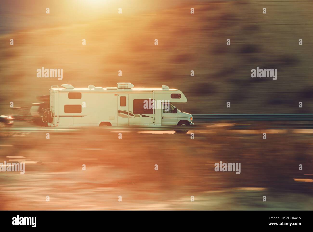 Vitesse d'un camping-car de classe C sur une autoroute avec flou de mouvement.Véhicules récréatifs et thème Camping. Banque D'Images