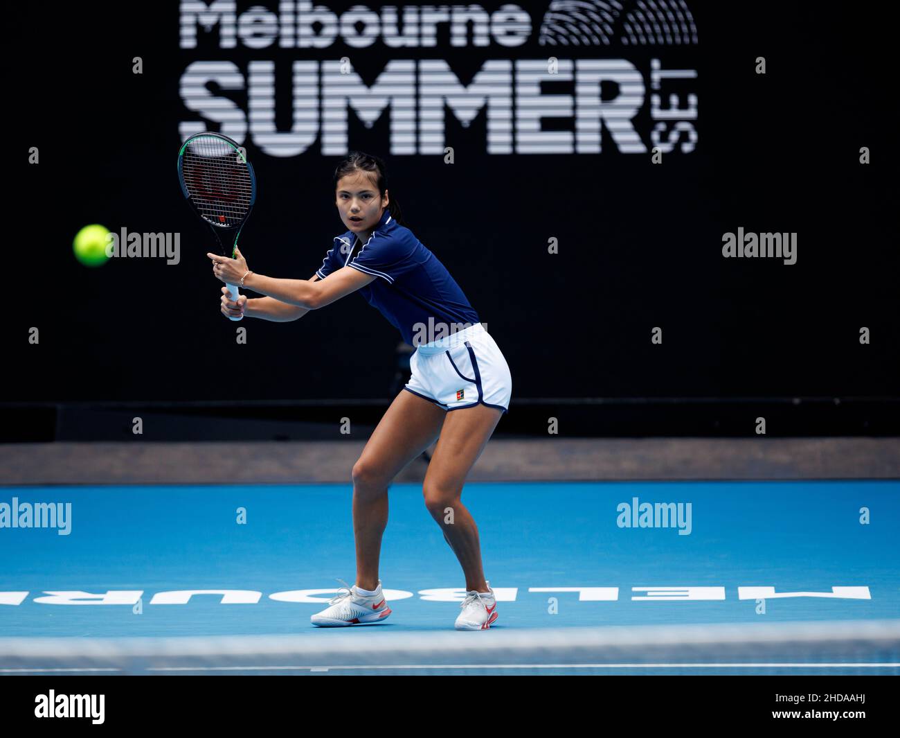 EMMA RADUCANU (GBR) s'entraînant sur le stade Margaret court à l'Open d'Australie 2022 le mercredi 2022 janvier, Melbourne Park Banque D'Images
