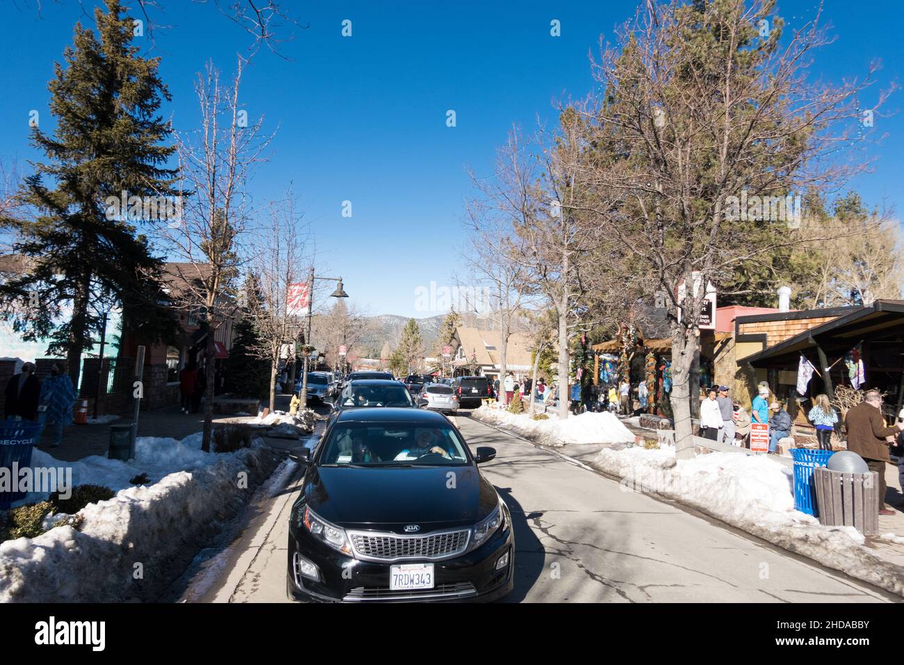 Village Dr / vue sur la rue pendant l'hiver à Big Bear Lake, Californie, États-Unis Banque D'Images