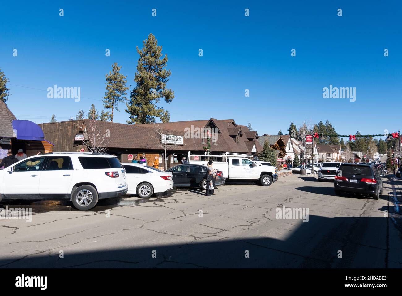 Village Dr / vue sur la rue pendant l'hiver à Big Bear Lake, Californie, États-Unis Banque D'Images