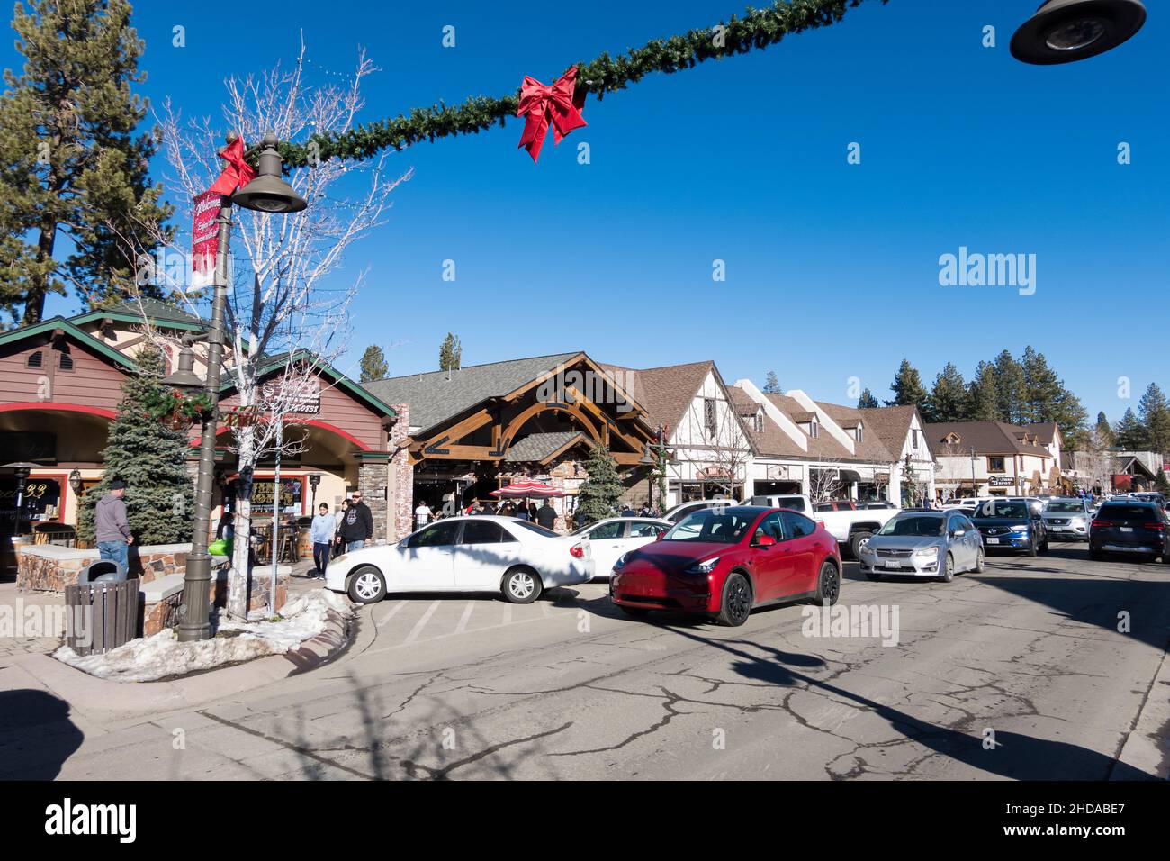 Village Dr / vue sur la rue pendant l'hiver à Big Bear Lake, Californie, États-Unis Banque D'Images