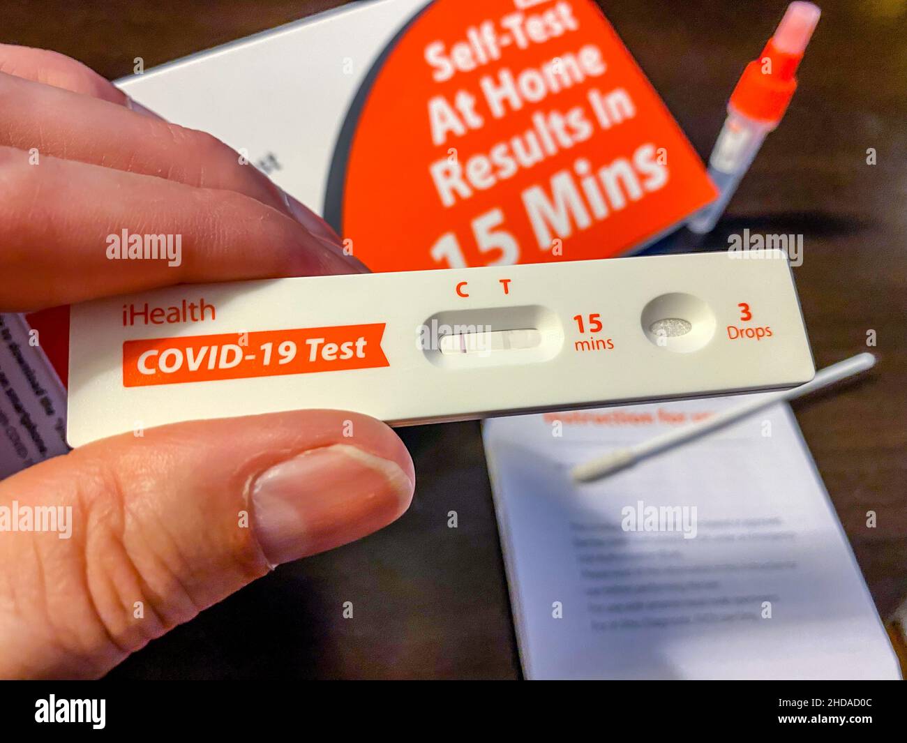 Philadelphie, États-Unis.04th janvier 2022.Kit de test à domicile Covid-19 montrant un résultat positif - les États-Unis ont récemment enregistré plus de 1 millions de cas quotidiens de COVID-19 du coronavirus, alors que les kits d'auto-test ont été difficiles à obtenir et les résultats des tests sont souvent non rapportés.Crédit : Don Mennig/Alamy Live News Banque D'Images