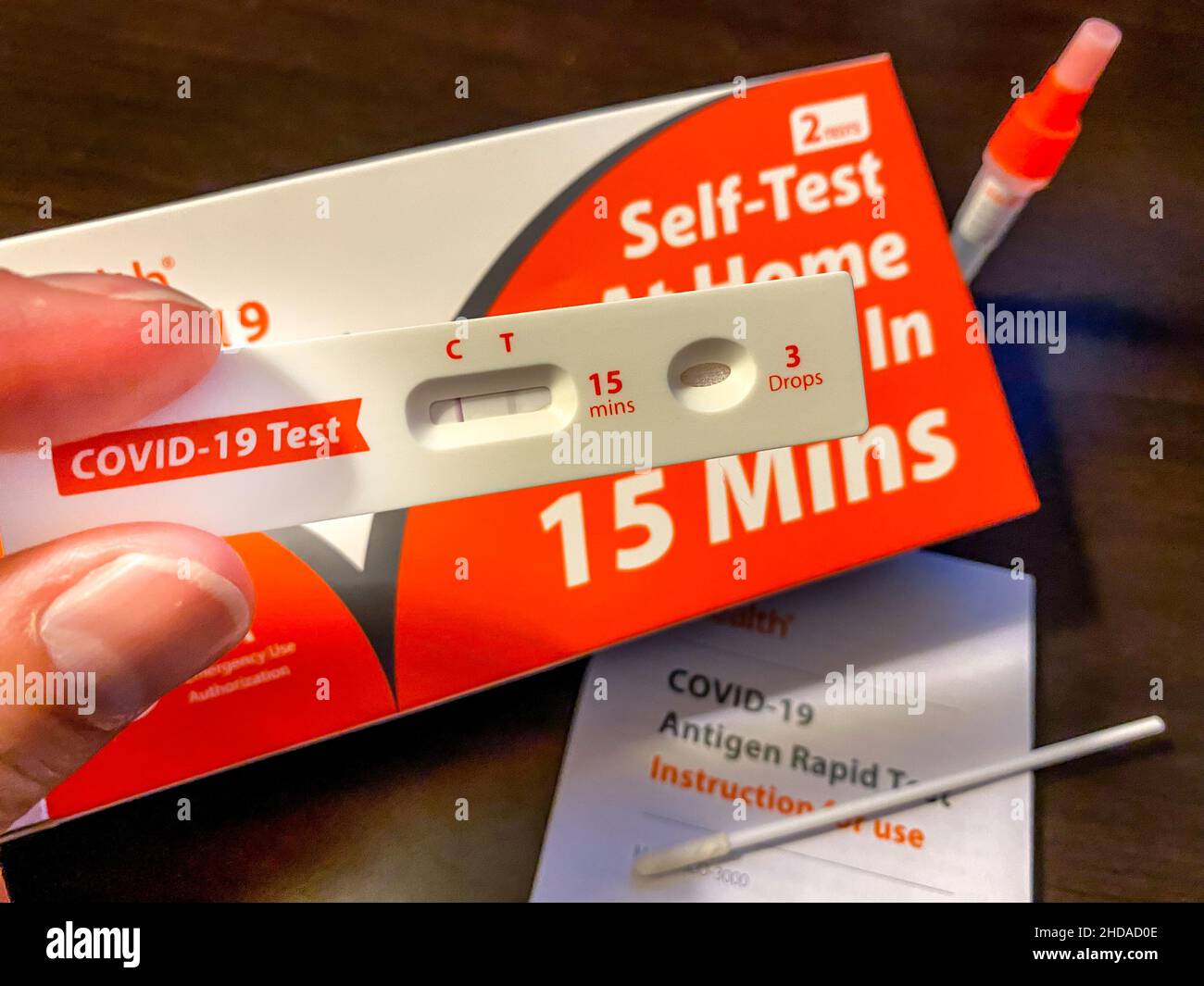 Philadelphie, États-Unis.04th janvier 2022.Kit de test à domicile Covid-19 montrant un résultat positif - les États-Unis ont récemment enregistré plus de 1 millions de cas quotidiens de COVID-19 du coronavirus, alors que les kits d'auto-test ont été difficiles à obtenir et les résultats des tests sont souvent non rapportés.Crédit : Don Mennig/Alamy Live News Banque D'Images