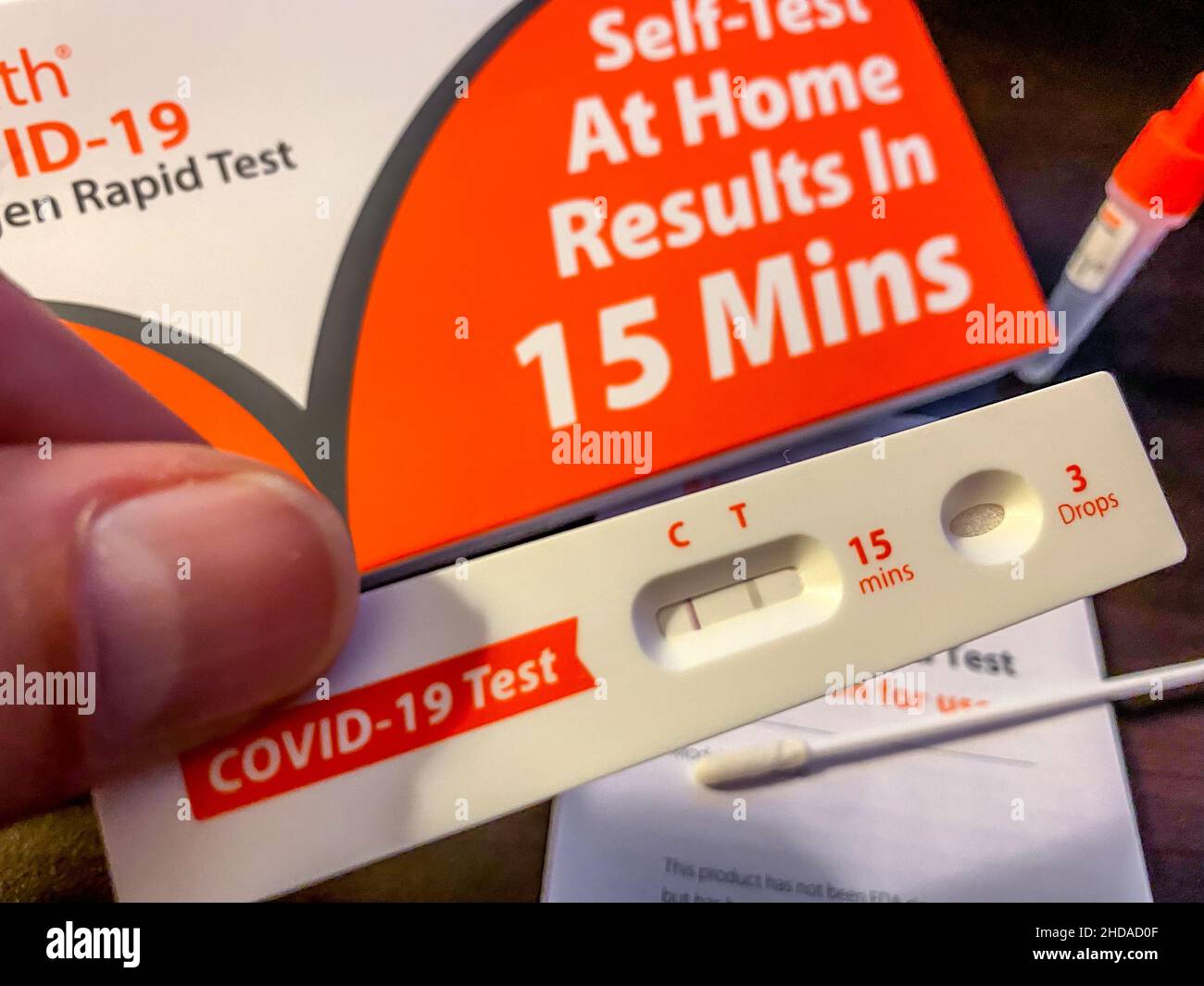 Philadelphie, États-Unis.04th janvier 2022.Kit de test à domicile Covid-19 montrant un résultat positif - les États-Unis ont récemment enregistré plus de 1 millions de cas quotidiens de COVID-19 du coronavirus, alors que les kits d'auto-test ont été difficiles à obtenir et les résultats des tests sont souvent non rapportés.Crédit : Don Mennig/Alamy Live News Banque D'Images