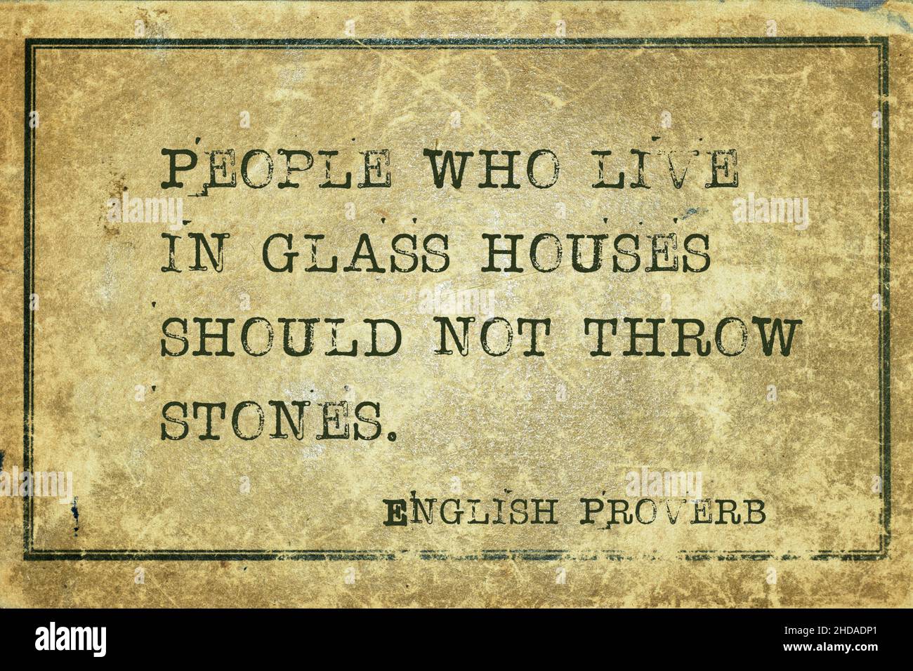 Les gens qui vivent dans des maisons en verre ne devraient pas jeter des pierres - proverbe anglais antique imprimé sur le carton d'époque grunge Banque D'Images
