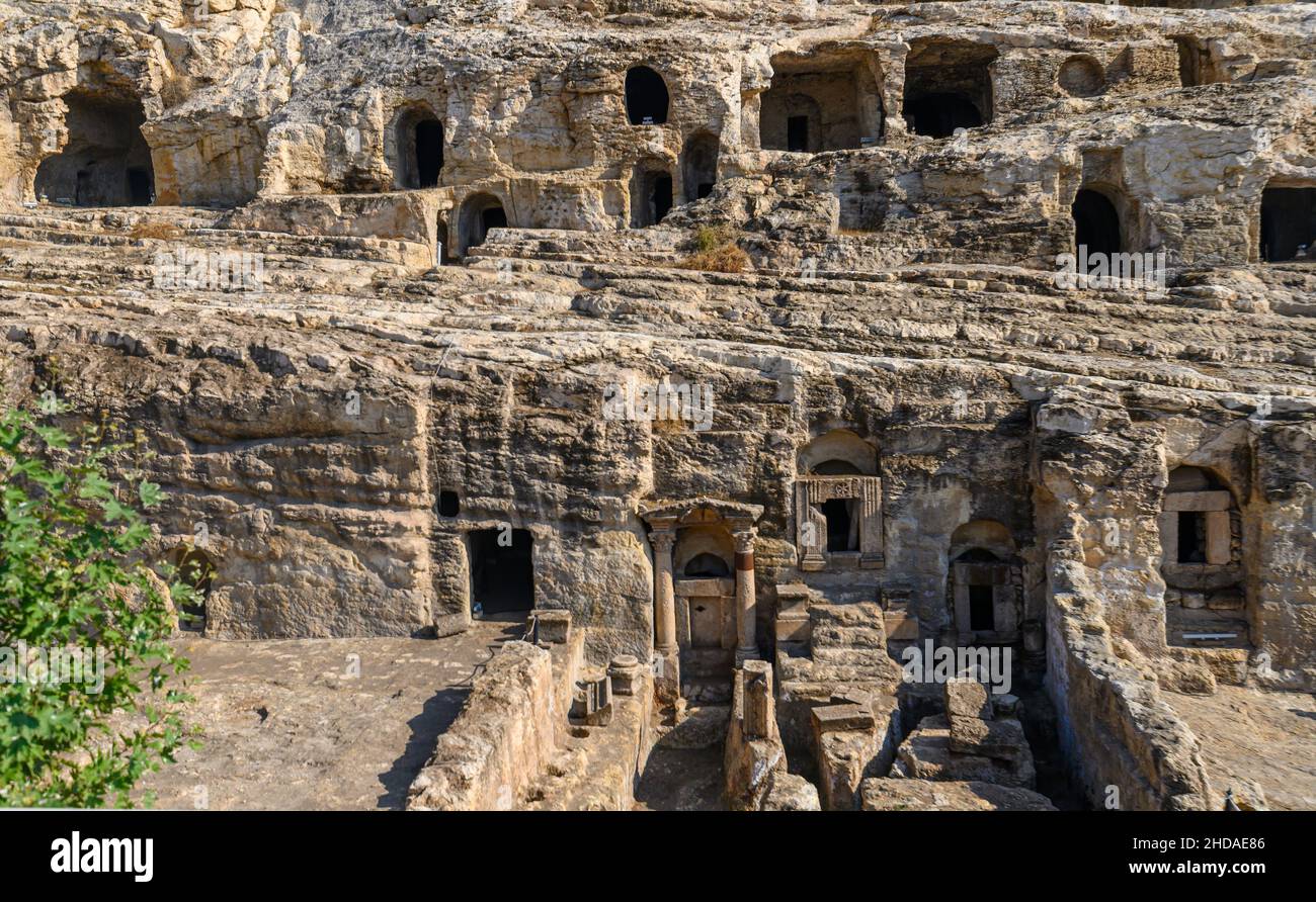 Grottes historiques de Kızılkoyun à Sanliurfa, Turquie.Tombeaux de roche vieux de 2000 ans de l'époque romaine.Nécropole ancienne Banque D'Images