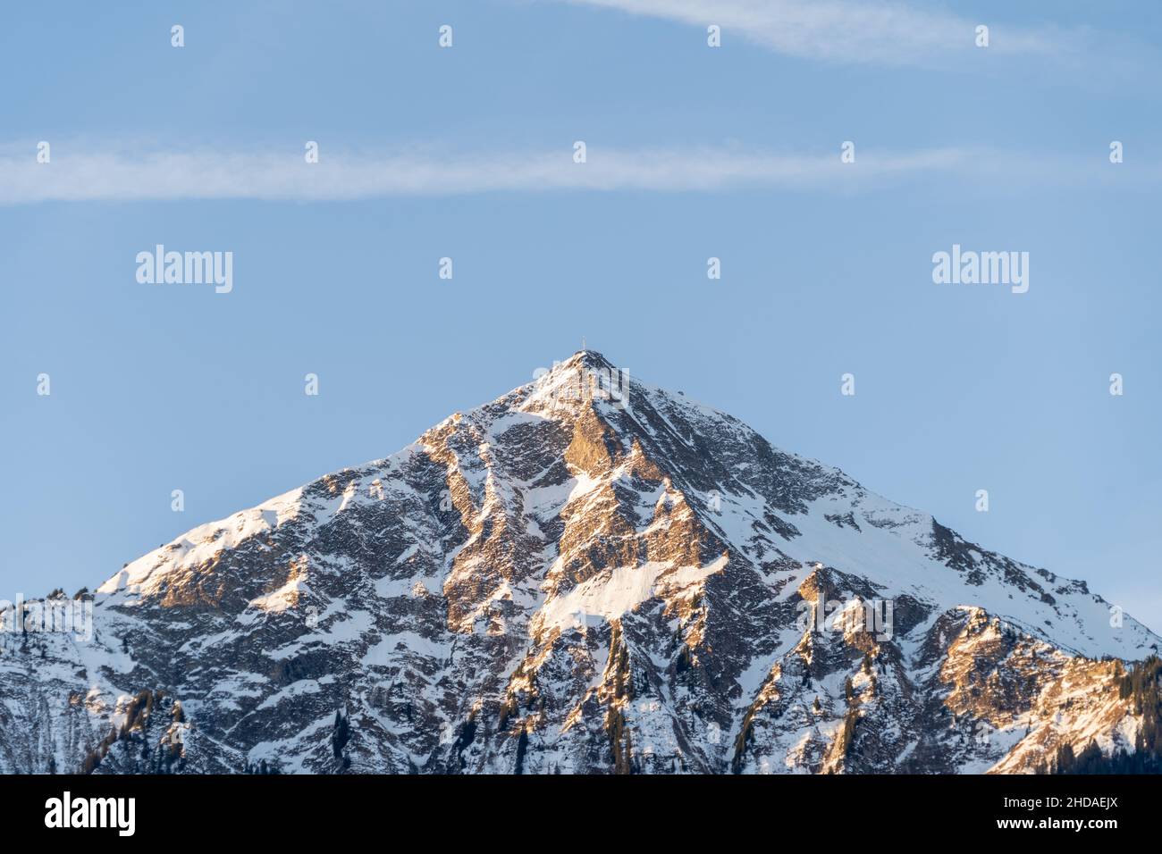 Magnifique Mont Niesen en Suisse.Montagne suisse couverte de neige avec lever de soleil le matin Banque D'Images
