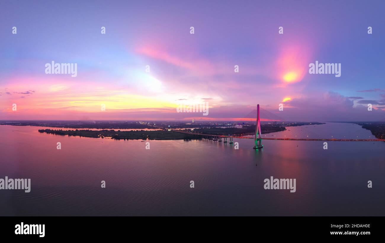 Superbe coucher de soleil sur la rivière Hau, Viet Nam Banque D'Images