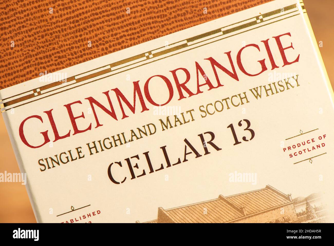 ÉDIMBOURG, ÉCOSSE - 23 DÉCEMBRE 2021 : boîte de GLENMORANGIE CAVE 13 whisky single malt scotch Banque D'Images