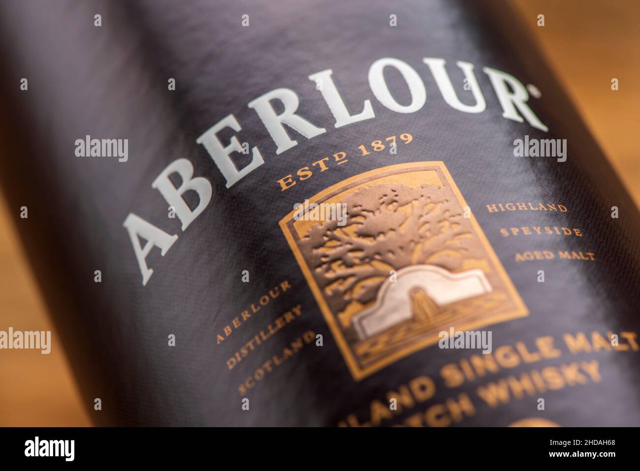 ÉDIMBOURG, ÉCOSSE - 23 DÉCEMBRE 2021 : boîte de whisky écossais ABERTOUR de 10 ans Banque D'Images
