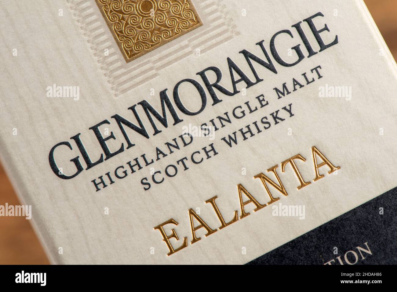 ÉDIMBOURG, ÉCOSSE - 23 DÉCEMBRE 2021 : boîte de WHISKY SCOTCH SINGLE malt GLENMORANGIE EALANTA Banque D'Images