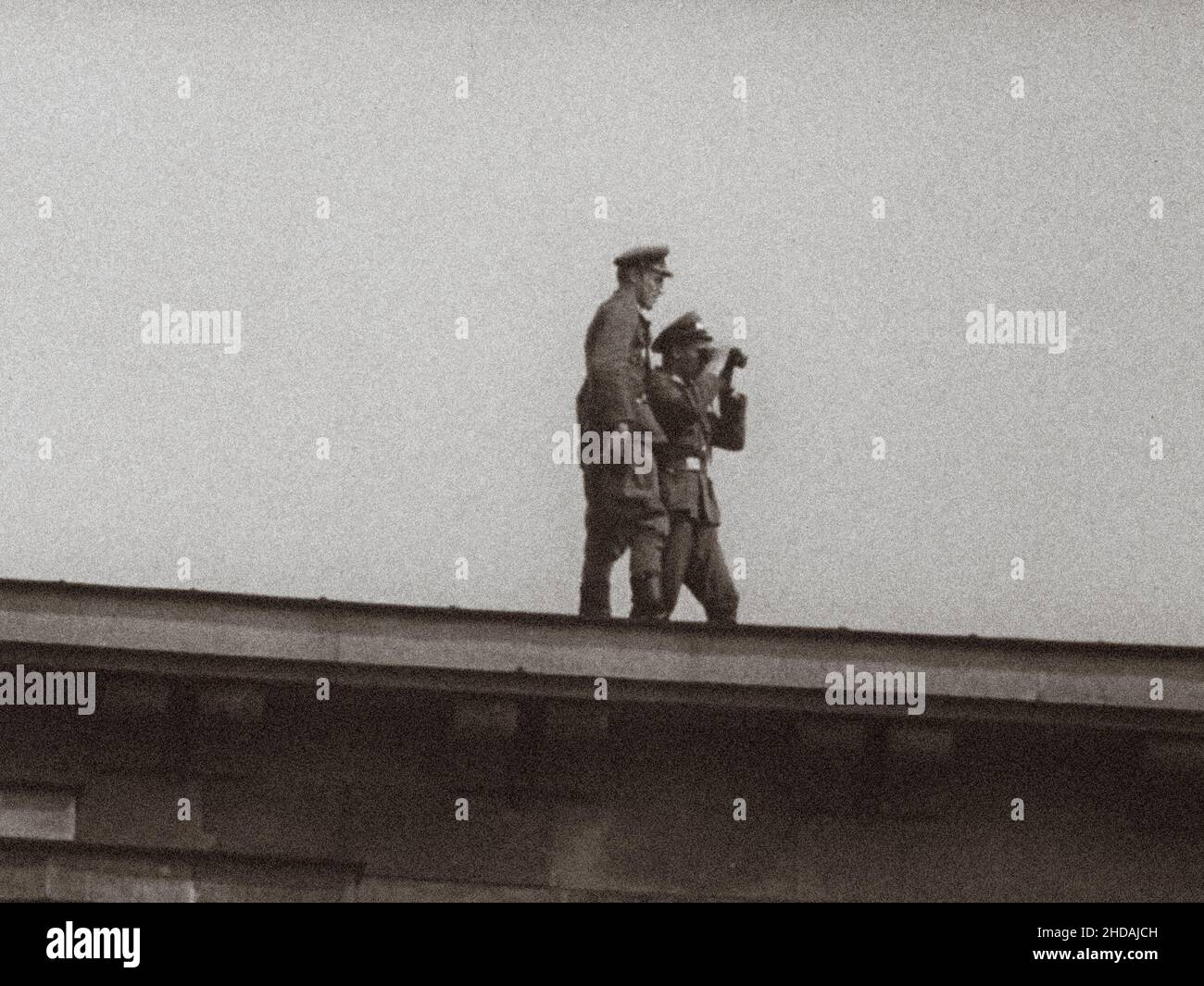 Crise de Berlin en 1961.Patrouilles est-allemandes près de la porte de Brandebourg. Banque D'Images