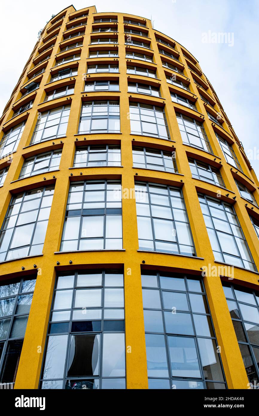 Londres Angleterre Royaume-Uni janvier 02 2022, Bright Yellow High Rise Round Residential Building Southwark Londres Banque D'Images