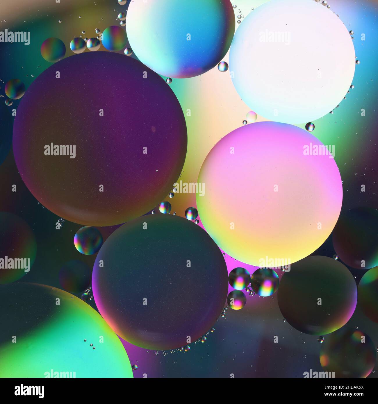 gouttes d'huile sur une surface d'eau, reflétant la lumière colorée, arrière-plan abstrait Banque D'Images