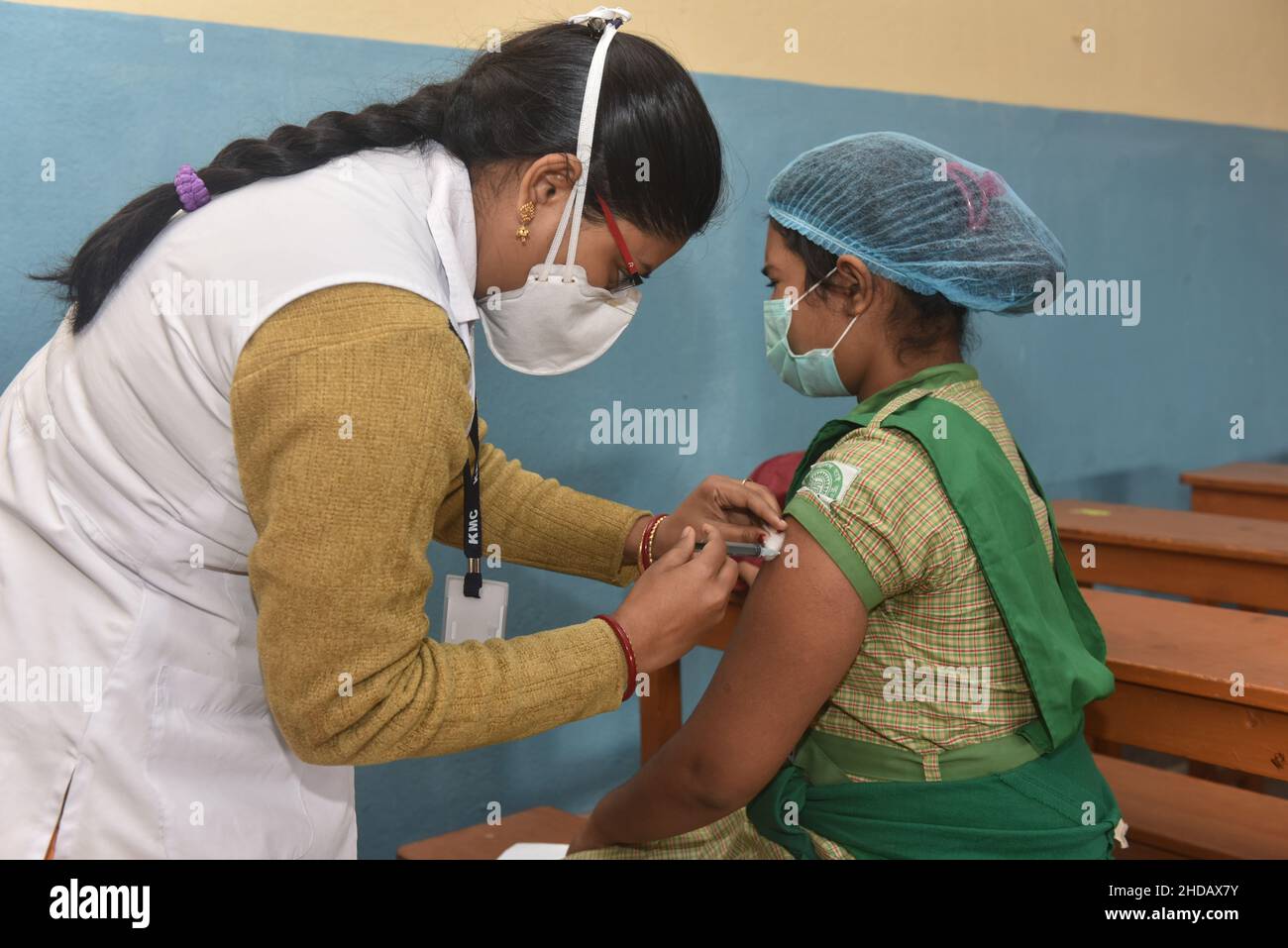 Kolkata, Bengale occidental, Inde.5th janvier 2022.L'Inde a commencé la vaccination contre le covid-19 à l'âge de 15 à 18 ans à partir de 3rd janvier 2022.Ces groupes d'âge ont reçu une Covaxin de Bharat Biotech, développée de manière indigante, comme lignes directrices émises par le ministère indien de la Santé de l'Union.Les centres de vaccination sont des écoles publiques et privées allouées.(Credit image: © Sukhomoy Sen/Pacific Press via ZUMA Press Wire) Banque D'Images