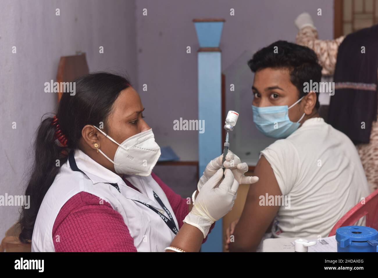 Kolkata, Bengale occidental, Inde.5th janvier 2022.L'Inde a commencé la vaccination contre le covid-19 à l'âge de 15 à 18 ans à partir de 3rd janvier 2022.Ces groupes d'âge ont reçu une Covaxin de Bharat Biotech, développée de manière indigante, comme lignes directrices émises par le ministère indien de la Santé de l'Union.Les centres de vaccination sont des écoles publiques et privées allouées.(Credit image: © Sukhomoy Sen/Pacific Press via ZUMA Press Wire) Banque D'Images