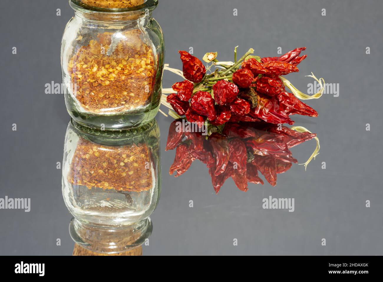 peperoncini rossi piccanti essiccati e tritati in vaso di vetro Banque D'Images