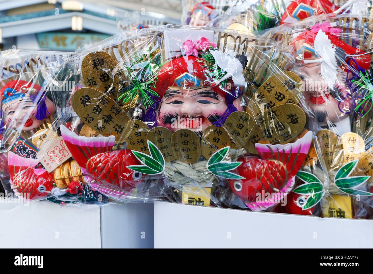 Tokyo, Japon.5th janvier 2022.Des charmes chanceux sont en vente au sanctuaire Kanda Myojin.De nombreuses entreprises envoient des travailleurs visiter le sanctuaire pour prier pour la bonne fortune en affaires les 4 et 5 janvier, les premiers jours de travail de l'année.(Image de crédit: © Rodrigo Reyes Marin/ZUMA Press Wire) Banque D'Images