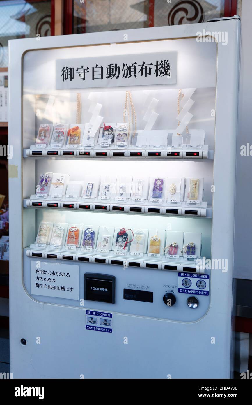 Tokyo, Japon.5th janvier 2022.Un distributeur automatique vend des charmes chanceux aux visiteurs du sanctuaire Kanda Myojin.De nombreuses entreprises envoient des travailleurs visiter le sanctuaire pour prier pour la bonne fortune en affaires les 4 et 5 janvier, les premiers jours de travail de l'année.(Image de crédit: © Rodrigo Reyes Marin/ZUMA Press Wire) Banque D'Images