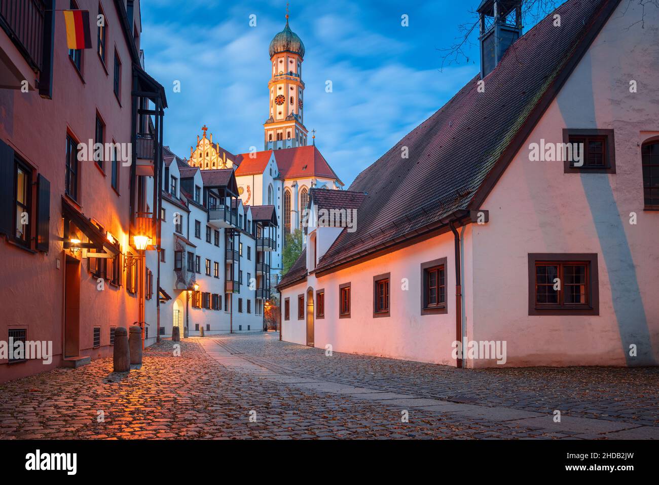 Augsbourg, Allemagne.Image de paysage urbain de la vieille ville de la rue d'Augsbourg, en Allemagne avec la basilique de Saint-Ulrich et d'Afrala au coucher du soleil d'automne. Banque D'Images