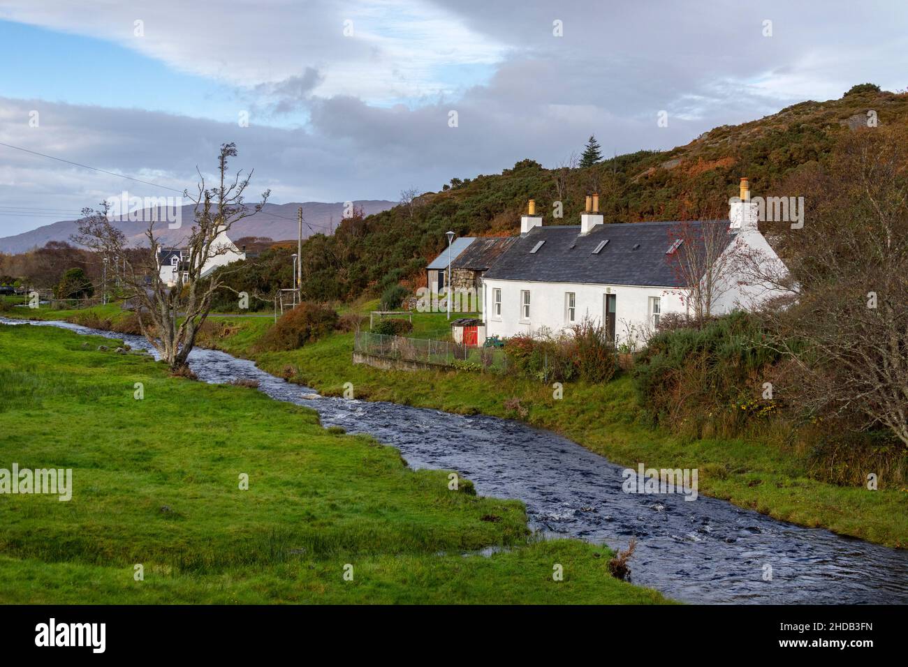 Le village de Duirinish à Lochalsh près de Plockton dans les Highlands écossais.La rivière de l'Alt Dhuirinish traverse le village. Banque D'Images