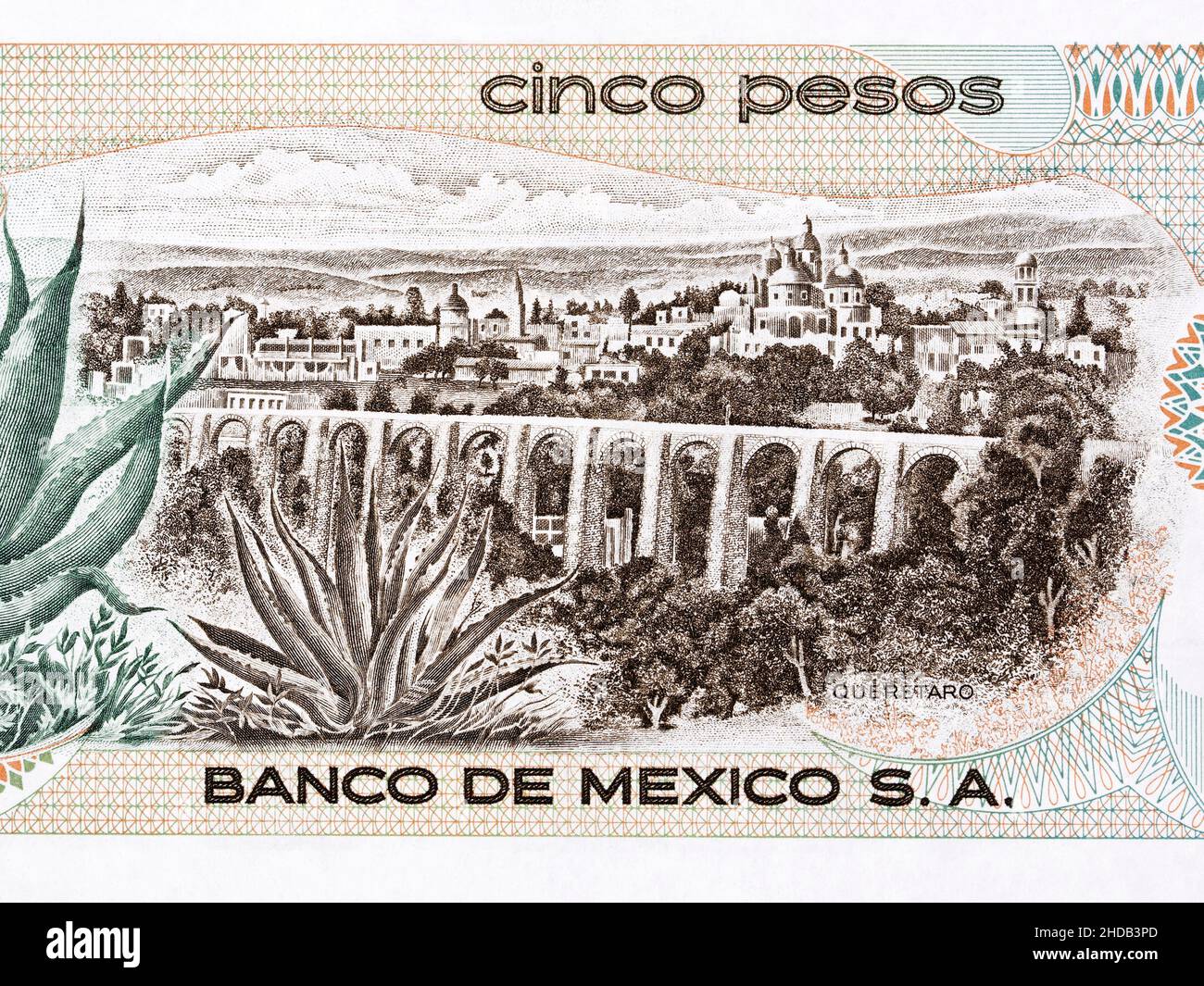 Aqueduc et bâtiments dans l'état de Queretaro de l'ancienne monnaie mexicaine - pesos Banque D'Images