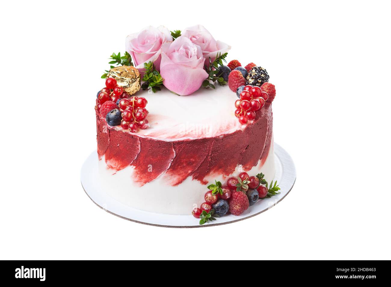 Délicat gâteau aux fruits d'été à base de fruits, de baies et de fleurs de rose sur fond blanc isolé. Banque D'Images