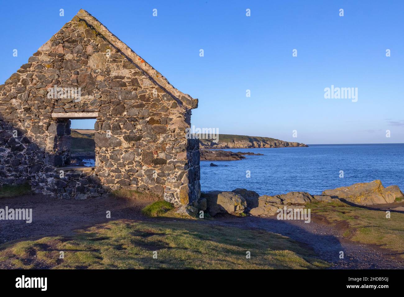 Les ruines d'un chalet de pêcheurs à Portsoy sur le Moray Firth à Aberdeenshire, en Écosse. Banque D'Images
