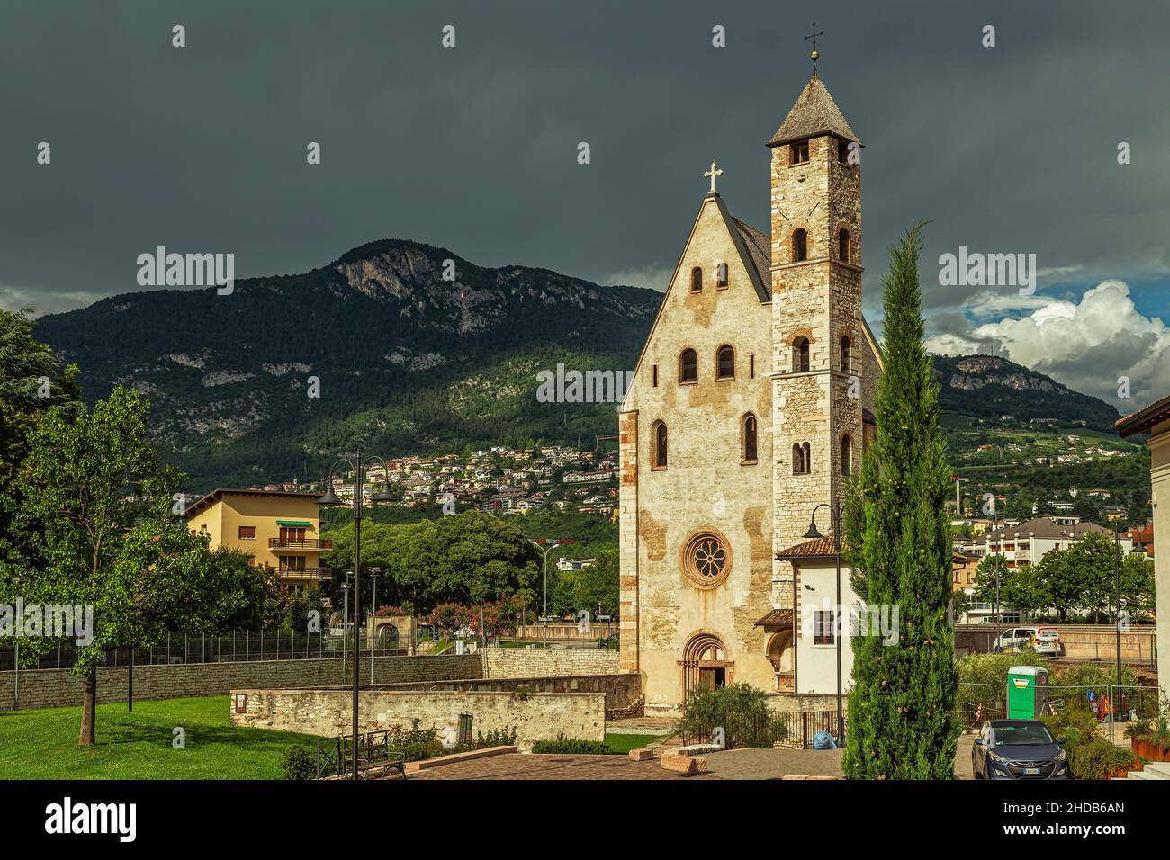 Église romane de Sant'Apollinare à trente, le long de l'Adige. Trento, province autonome de Trento, Trentin-Haut-Adige, Italie, Europe Banque D'Images