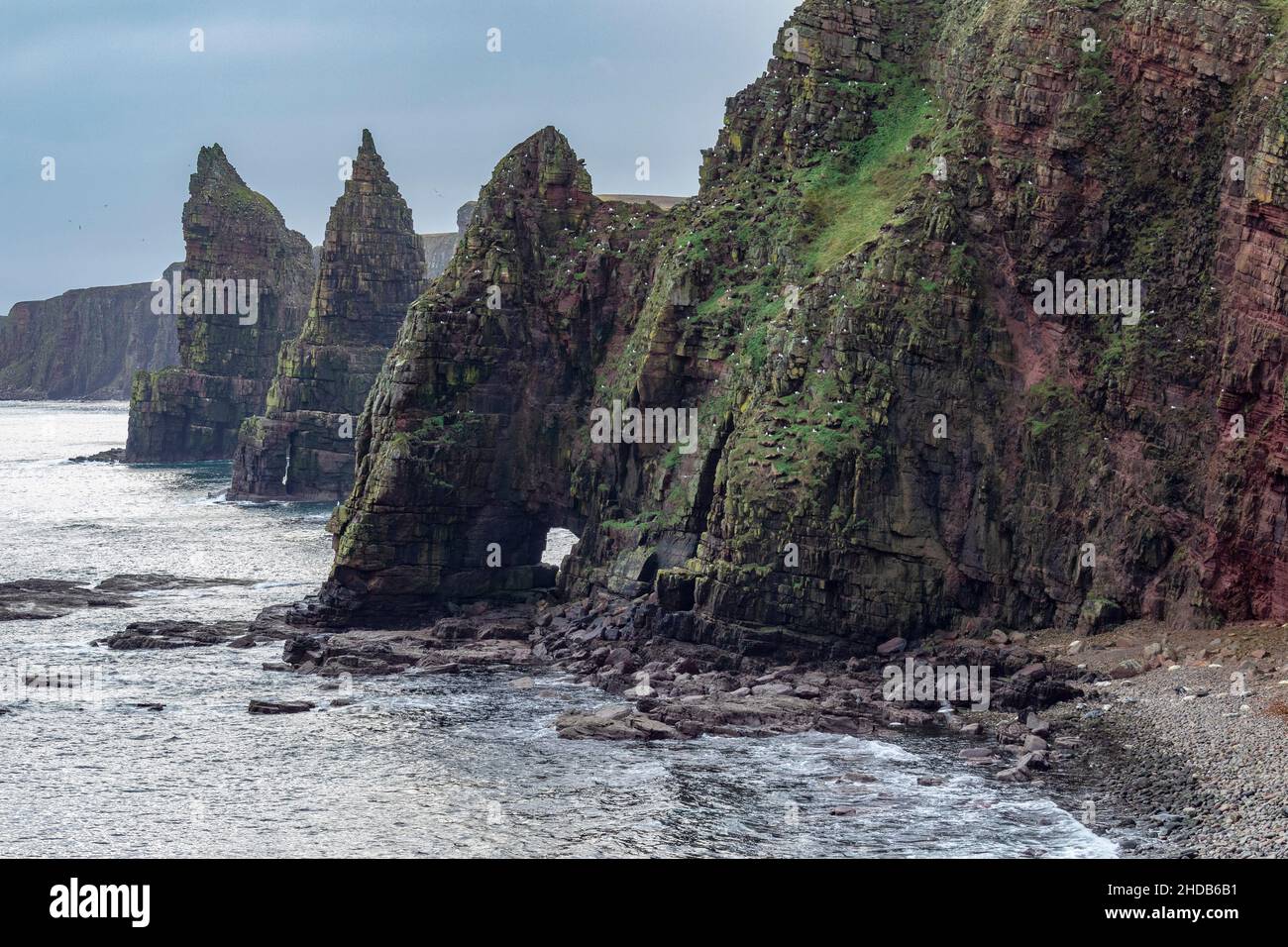 Les piles de mer et les falaises de Duncansby Head, la partie la plus au nord-est des terres principales écossaises et britanniques, légèrement au nord-est de John o' Gro Banque D'Images