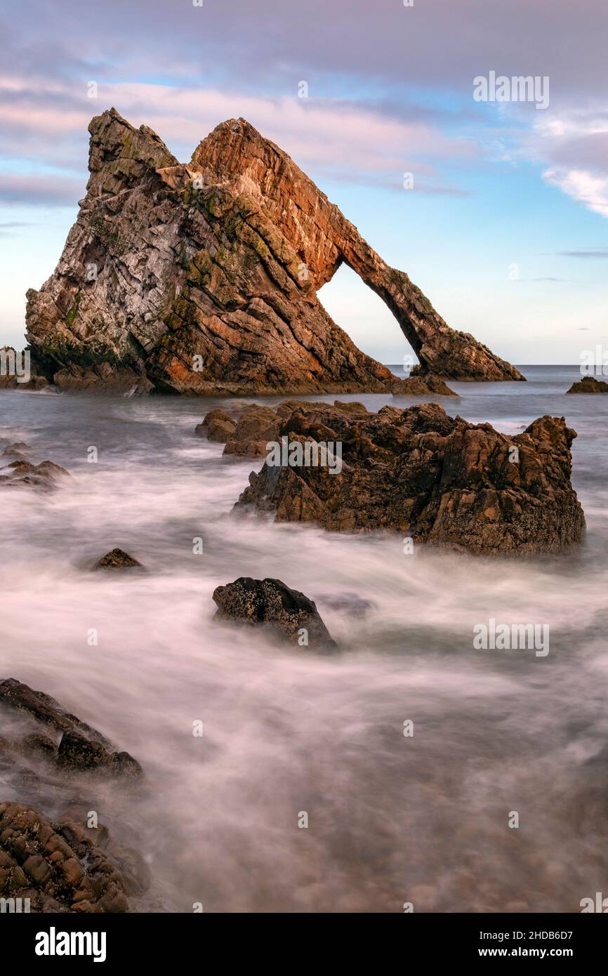 Bow Fiddle Rock - une arche de mer naturelle près de Portknokie, sur la côte nord-est de l'Écosse.Il est composé de Quartzite, une roche métamorphique qui était ou Banque D'Images