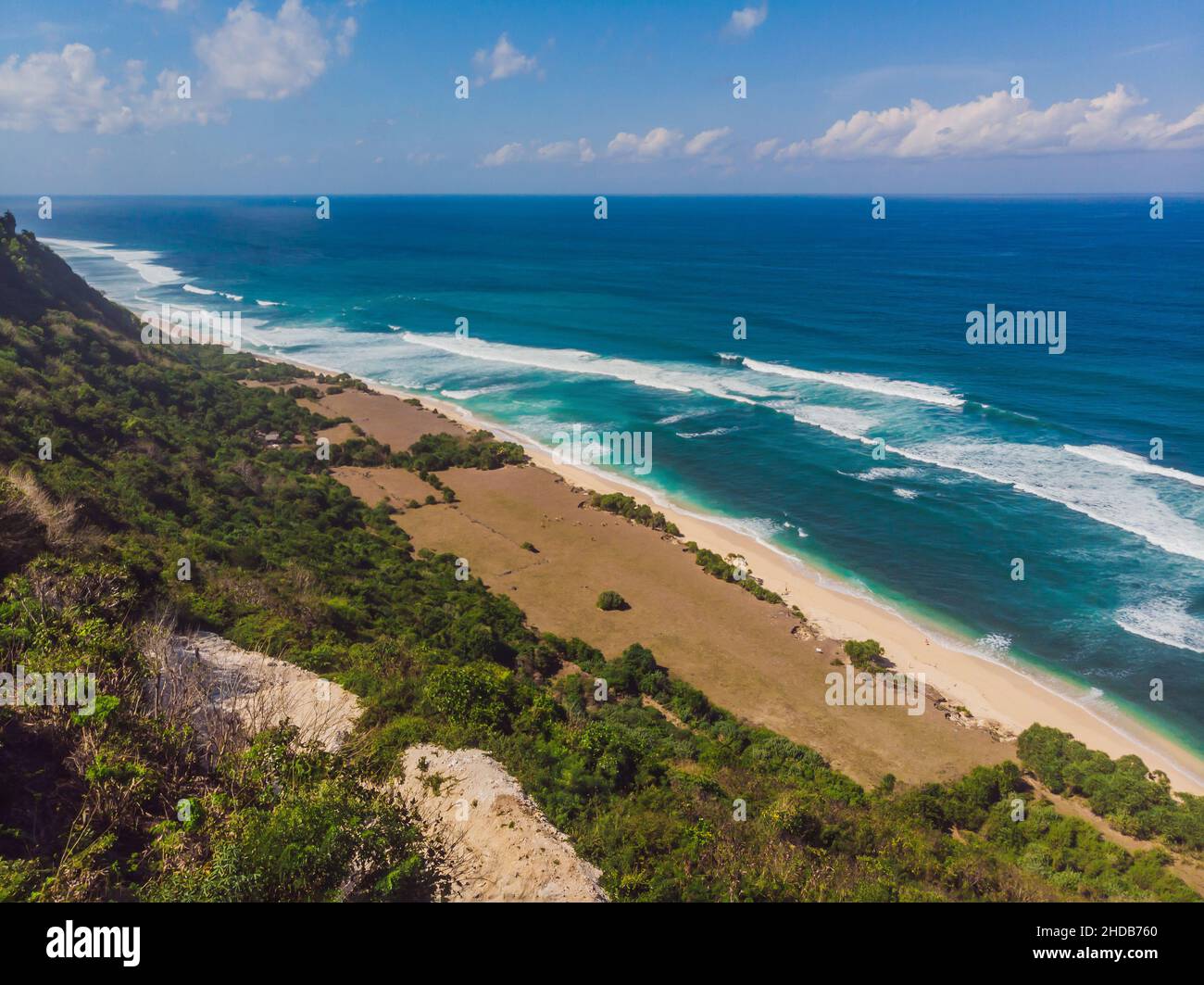 Haut de page vue aérienne de beauté Bali beach. Paradise beach vide, bleu de la mer des vagues dans l'île de Bali, Indonésie. Suluban Nyang Nyang et place Banque D'Images