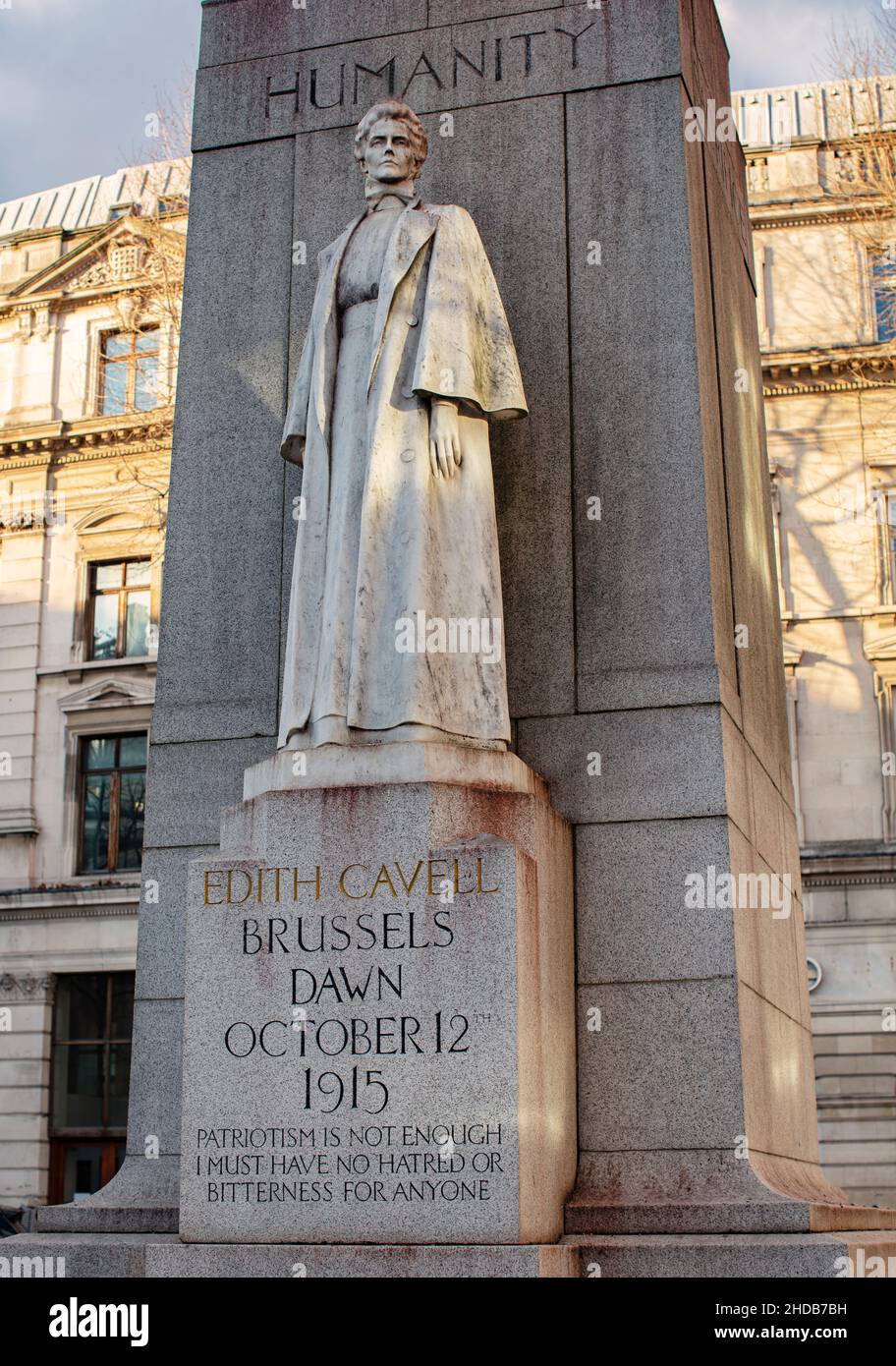 Statue commémorative Edith Cavell, par Sir George Fraampton, en marbre de Carrara et en granit gris cornoueux, Place Saint Martin, Trafalgar Square, Londres Banque D'Images