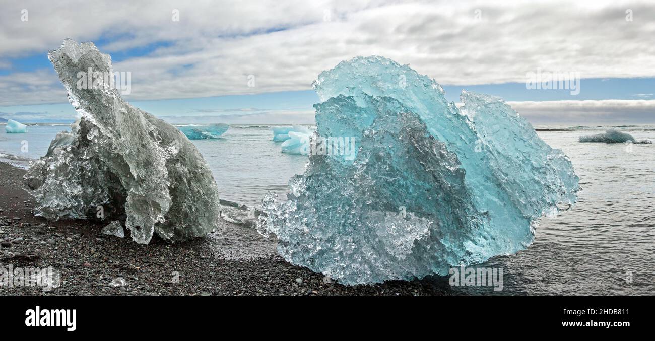 Icebergs bloqués sur une plage de lave, en Islande Banque D'Images