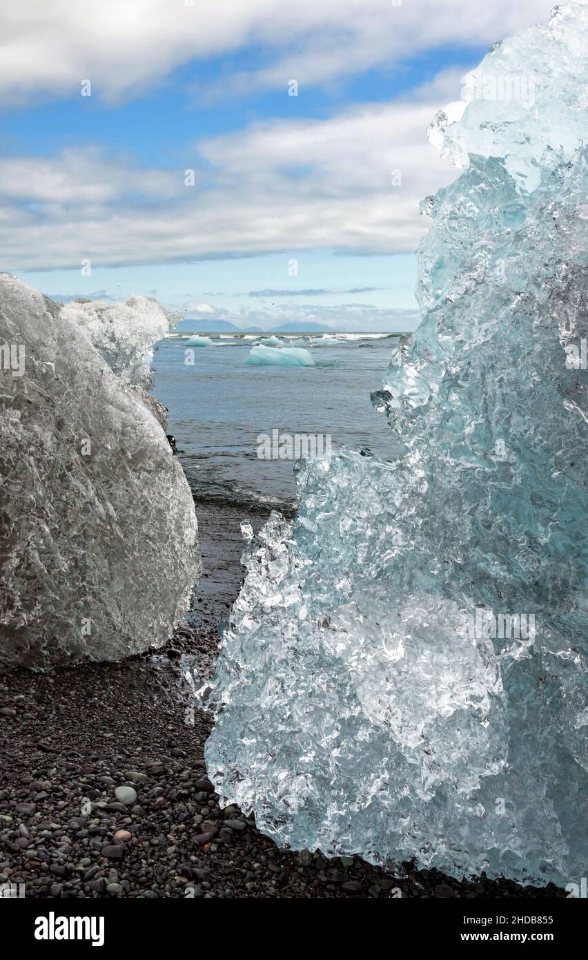 Icebergs bloqués sur une plage de lave, en Islande Banque D'Images