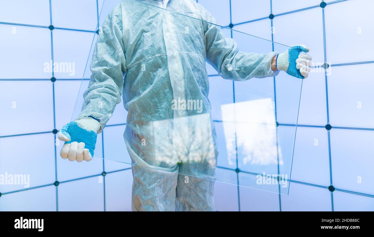 Verre feuilleté d'isolation thermique dans la main de travail.Verre moderne et élégant pour une utilisation dans les bâtiments industriels et privés Banque D'Images