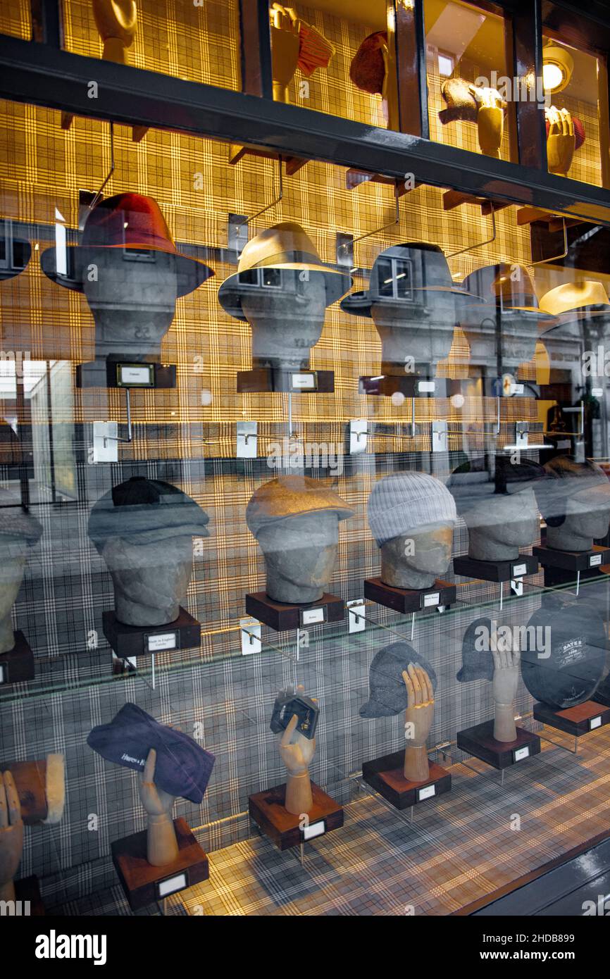 Vitrine de la boutique des chapeaux pour hommes dans le magasin Jermyn St,  Bates, à l'intérieur de Harvie et Hudson, St James, Londres Photo Stock -  Alamy