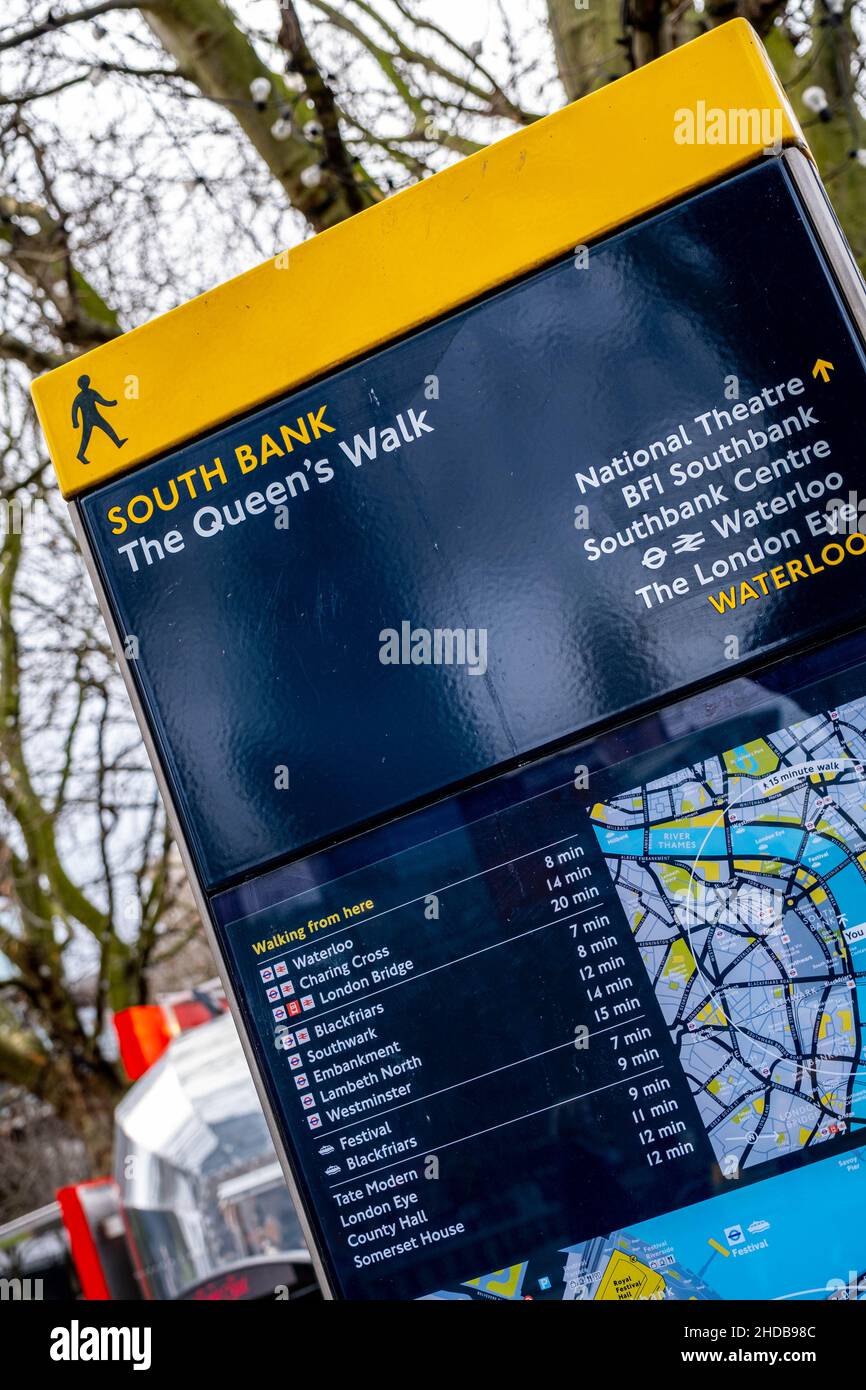 Londres Angleterre Royaume-Uni janvier 02 2022, public direction Location route Map The Queens Walk Southbank Londres Banque D'Images