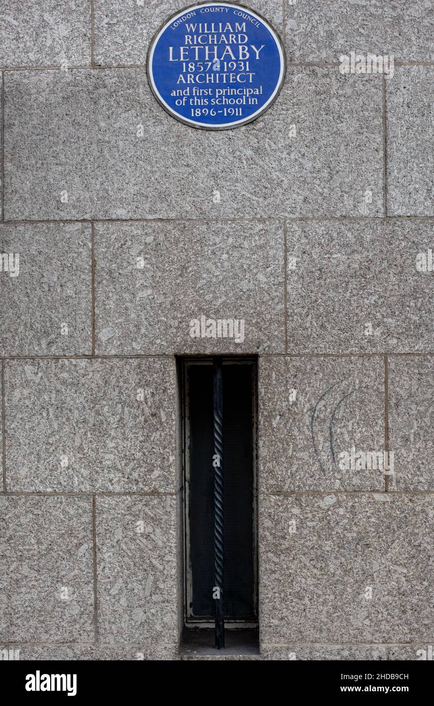 Plaque bleue du London County Council (LCC) pour William Richard Lettaby (1857-1931), architecte et premier directeur de la Central School of Arts and Crafts Banque D'Images