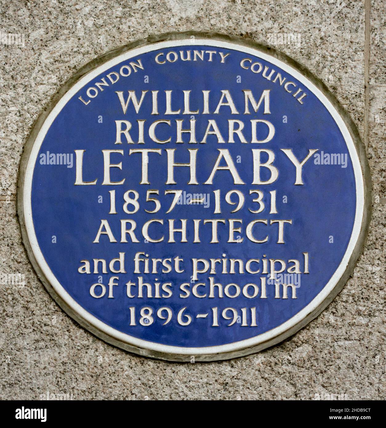 Plaque bleue du London County Council (LCC) pour William Richard Lettaby (1857-1931), architecte et premier directeur de la Central School of Arts and Crafts Banque D'Images