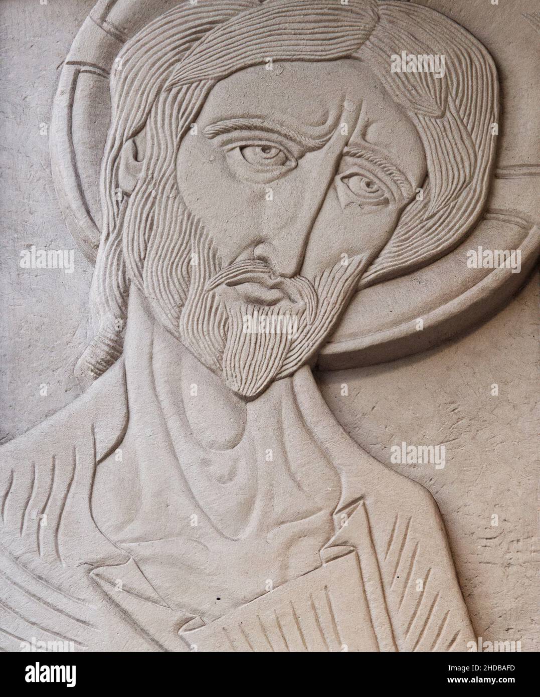 Sculpture du Christ sur la façade du bâtiment de l'école d'art de St Martin, Charing Cross Rd, Londres; l'école d'art a ensuite fusionné dans le centre de Saint Martin Banque D'Images