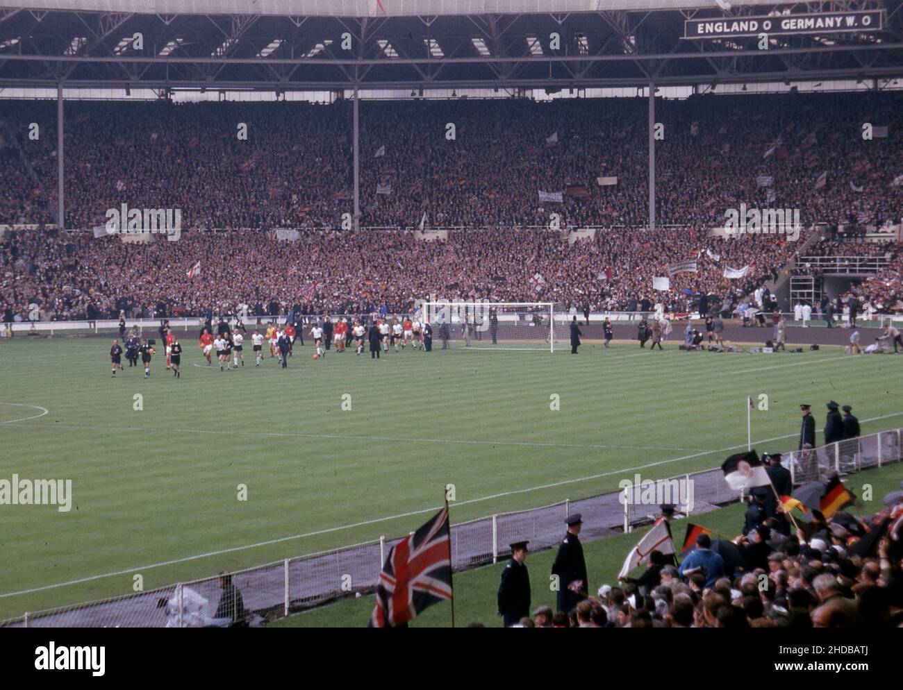 Finale de la coupe du monde 1966 Fan amateur photos des stands 30th juillet 1966 finale Angleterre contre Allemagne de l'Ouest le capitaine d'Angleterre Bobby Moore dirige son équipe sur le terrain photo de Tony Henshaw Archive Banque D'Images