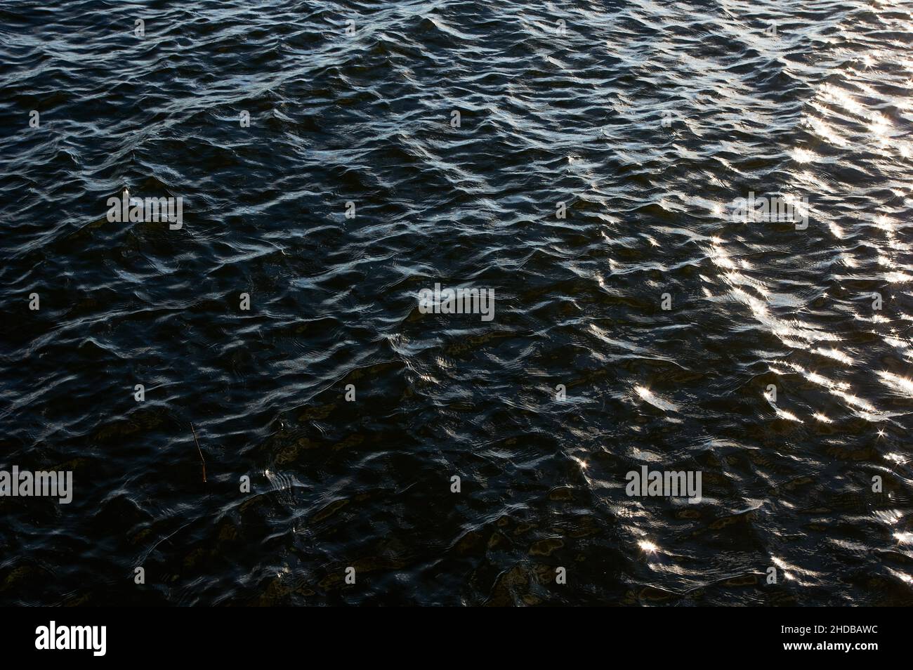 Les vagues se reflètent avec la lumière dans l'eau Banque D'Images