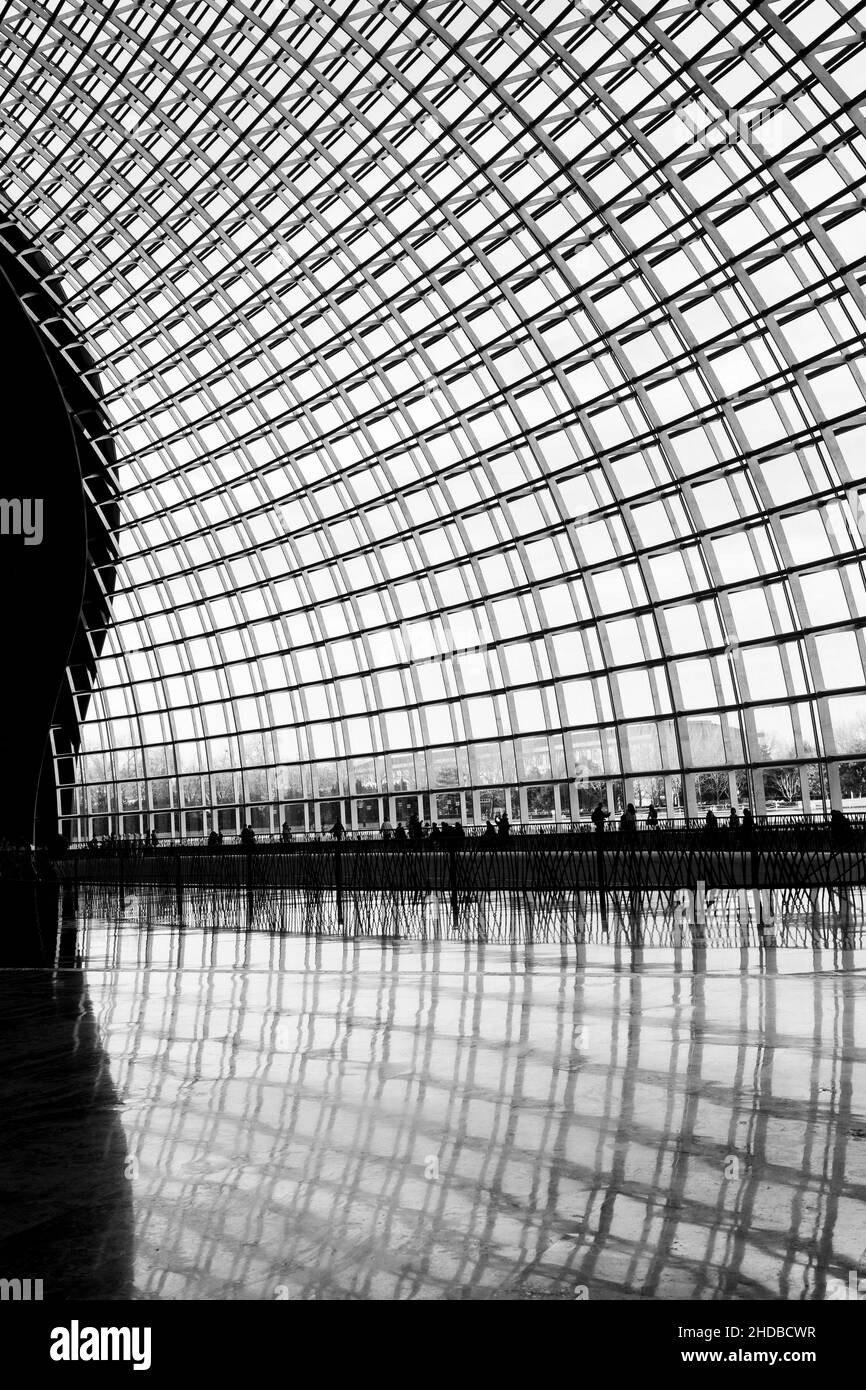 Prise de vue verticale en niveaux de gris du design d'intérieur futuriste. Banque D'Images