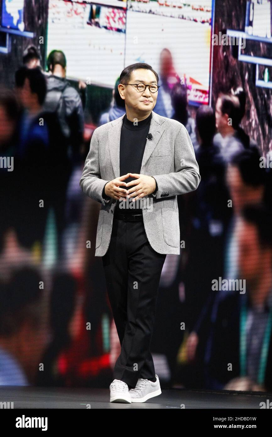 Las Vegas, États-Unis.05th janvier 2022.JH Han, vice-président et chef de la direction de Samsung Electronics, s'exprime sur scène lors du ces International 2022, au Mandalay Bay Convention Center de Las Vegas, Nevada, le mardi 4 janvier 2022.Photo de James Atoa/UPI crédit: UPI/Alay Live News Banque D'Images