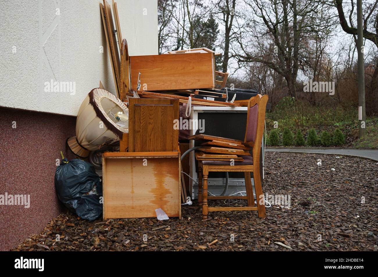 Tas de déchets volumineux devant un mur de maison Banque D'Images