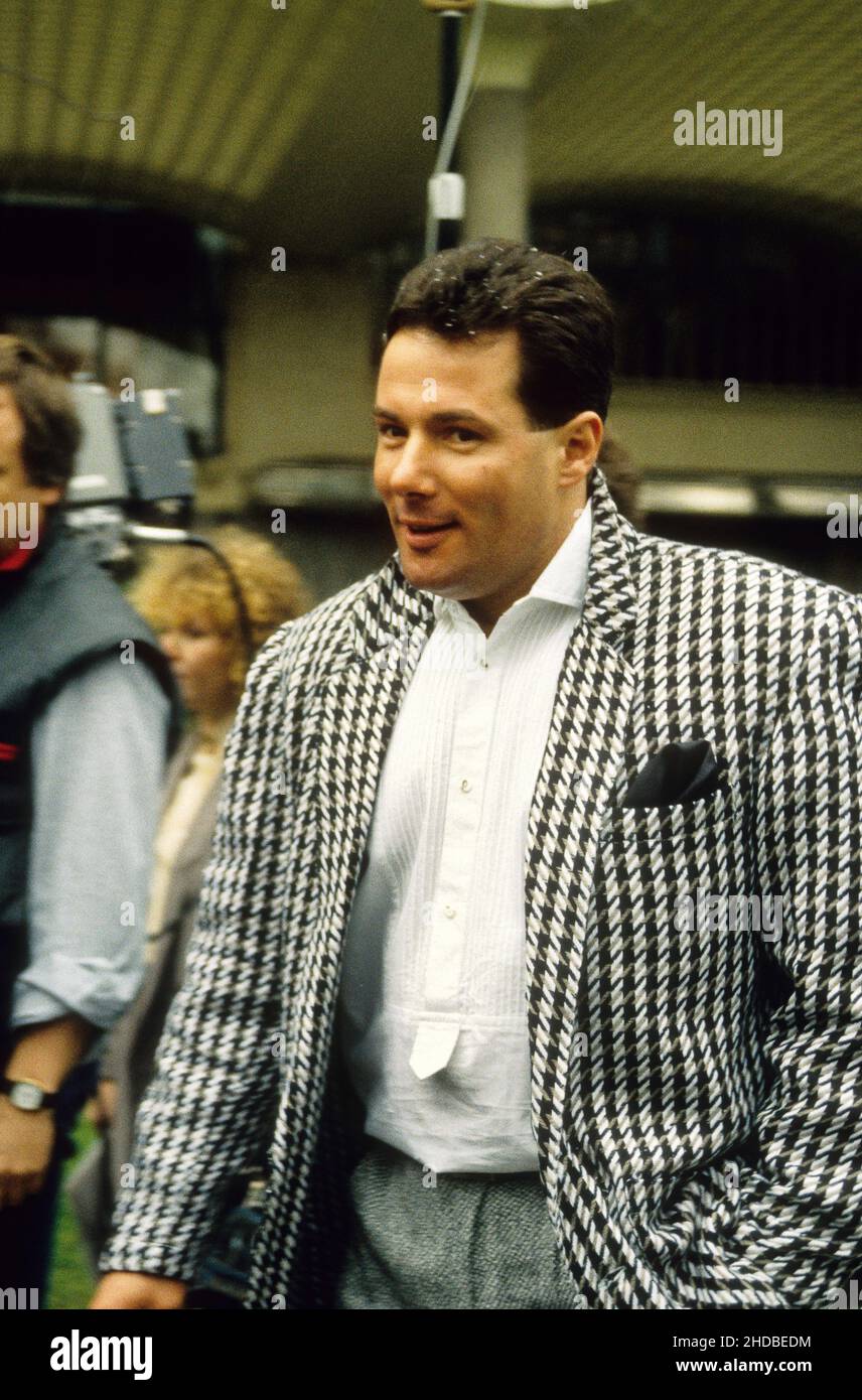 Derek Hatton 1987 Hatton portant une veste de pied-de-poule forte lors de la conférence de presse de Fashion à la conférence de presse de l'hôtel Savoy de Londres pour promouvoir l'exposition internationale de vêtements pour hommes et garçons du 27th novembre 1987 Banque D'Images