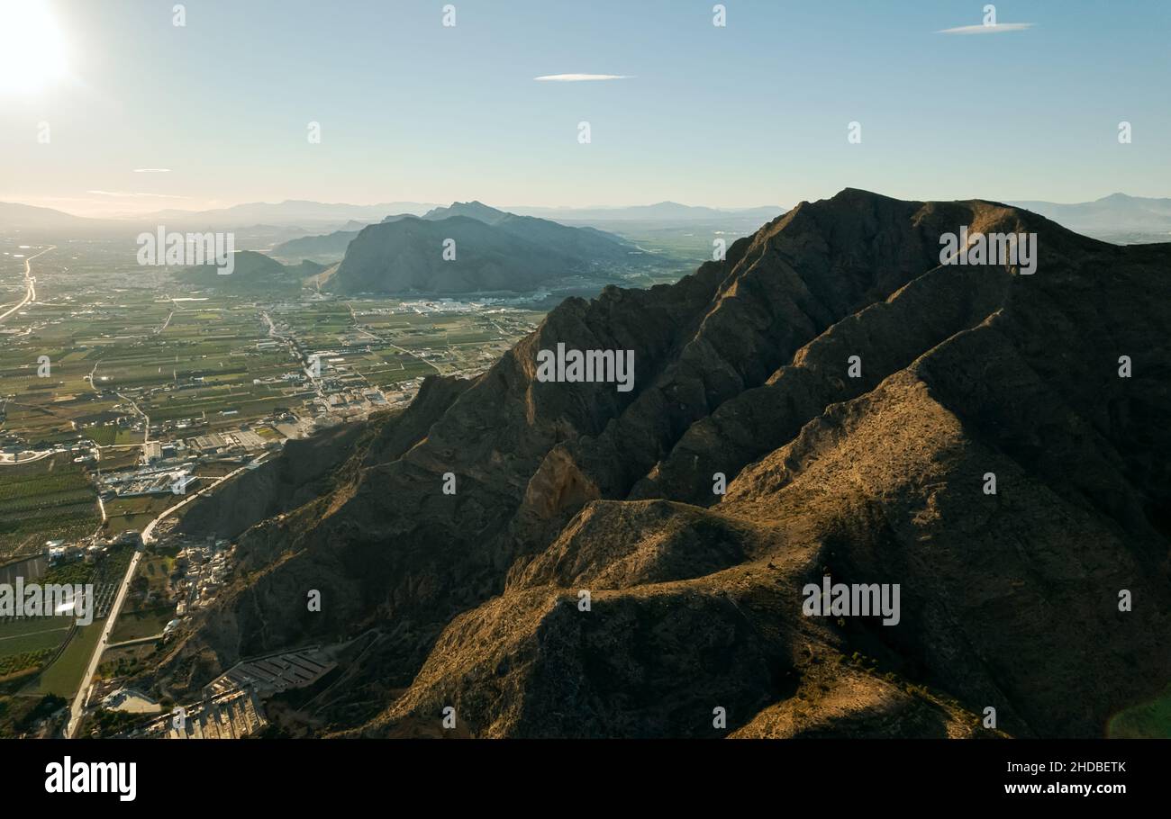 Photo aérienne Callosa de Segura paysage urbain et terres agricoles.Drone point de vue village espagnol situé dans les contreforts de la Sierra de Callosa.Nord-Ouest Banque D'Images